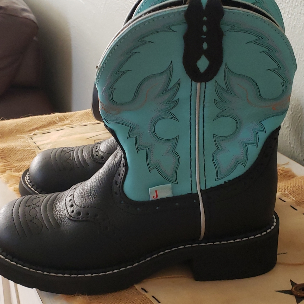 Justin gypsy two tone shorty boots